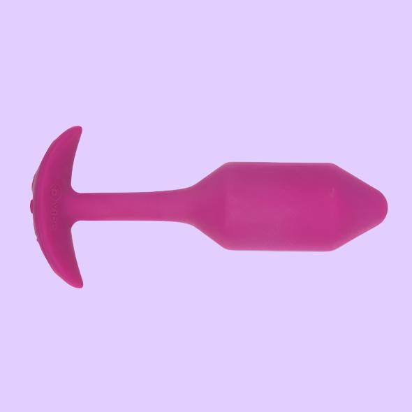 b-Vibe Snug Plug M Rose με Δόνηση σε ροζ χρώμα σε πλάγια θέση