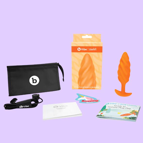 b-Vibe Swirl Texture Plug M Πρωκτική Σφήνα με Δόνηση και Ανάγλυφη υφή σε πορτοκαλί χρώμα και περιεχόμενο συσκευασίας