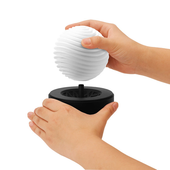 TENGA GEO CORAL σε λευκό χρώμα τοποθέτηση στη βάση